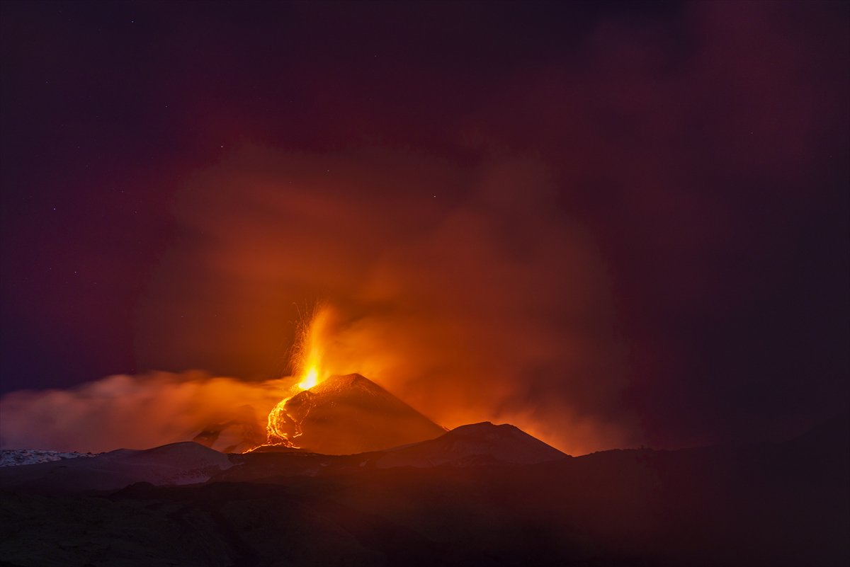 Etna Yanardağı patladı, kül ve lavlar gökyüzünü kararttı