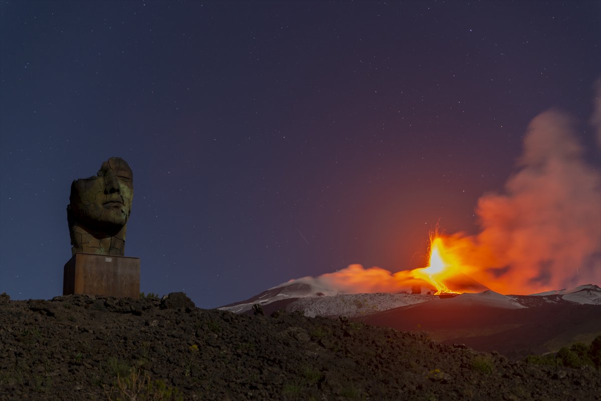 Etna Yanardağı patladı, kül ve lavlar gökyüzünü kararttı