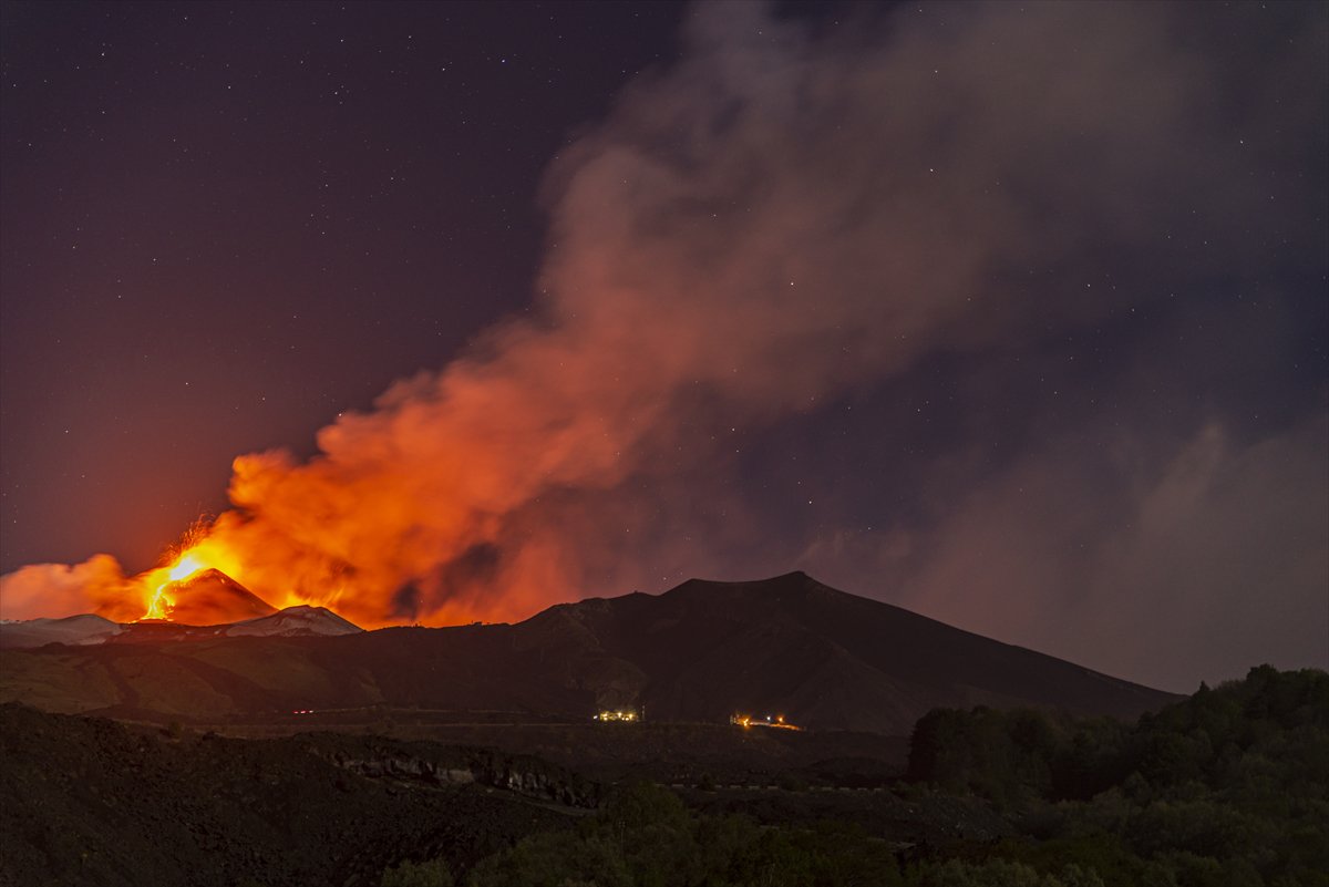 Etna Yanardağı patladı, kül ve lavlar gökyüzünü kararttı