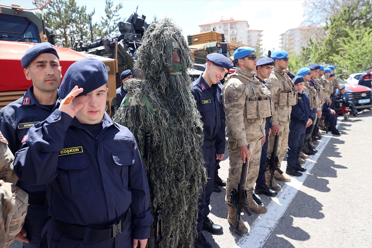 Engelliler bir günlüğüne askerlik sevinci yaşadı