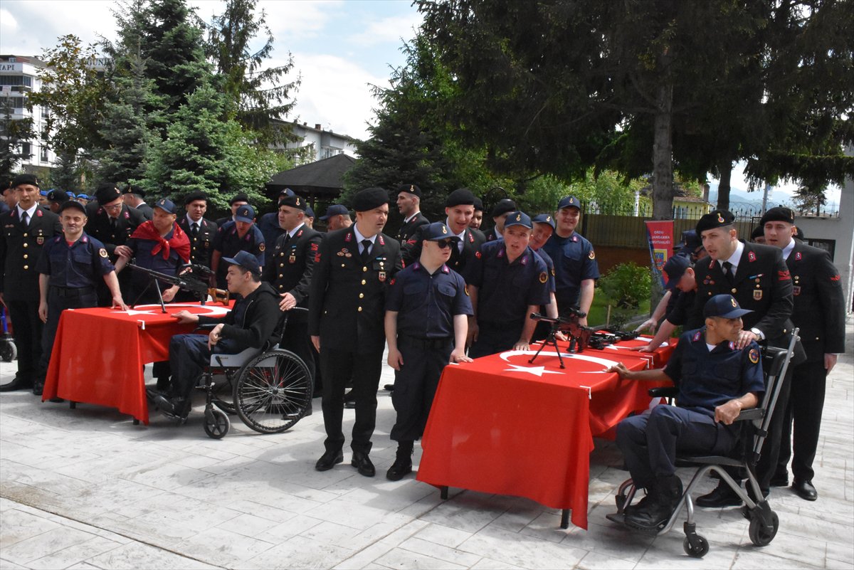 Engelliler bir günlüğüne askerlik sevinci yaşadı