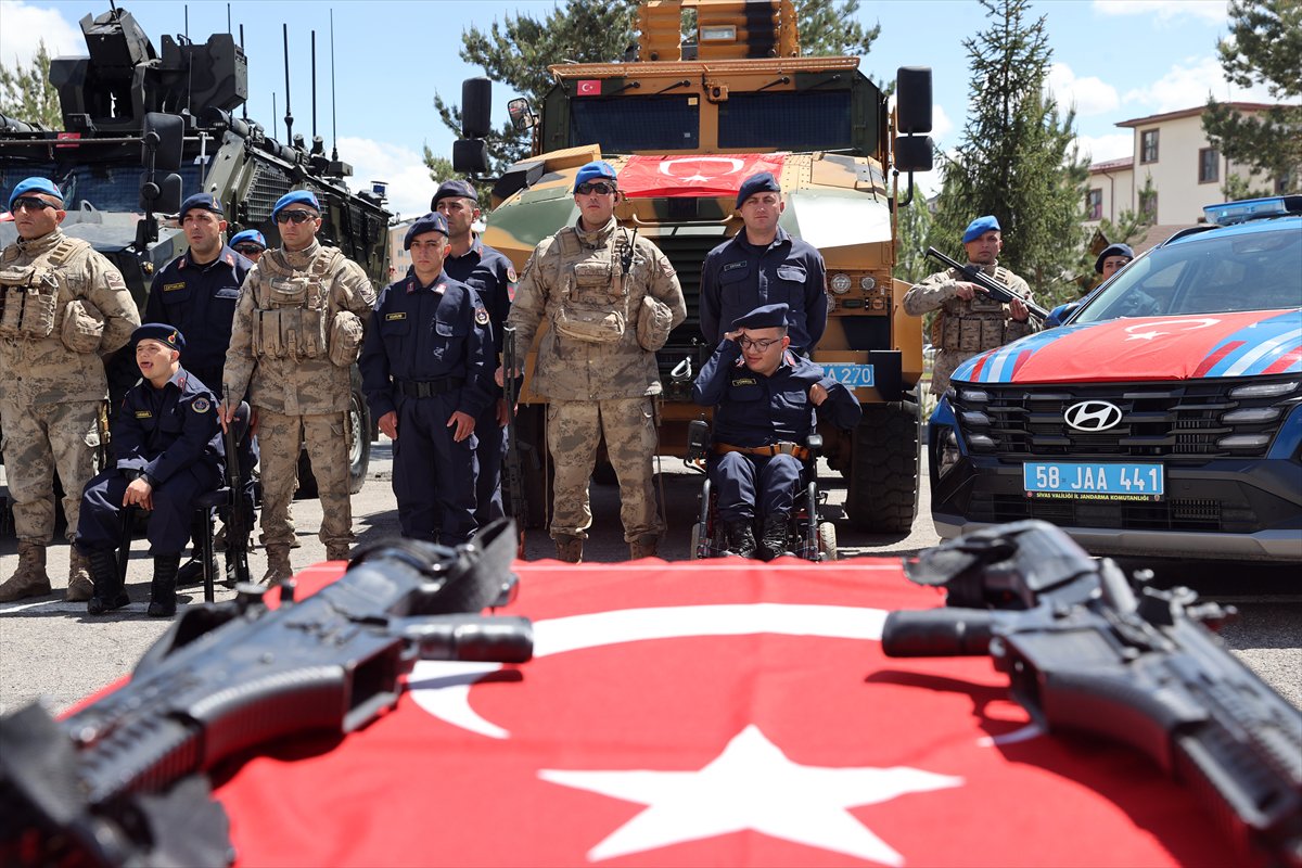 Engelliler bir günlüğüne askerlik sevinci yaşadı