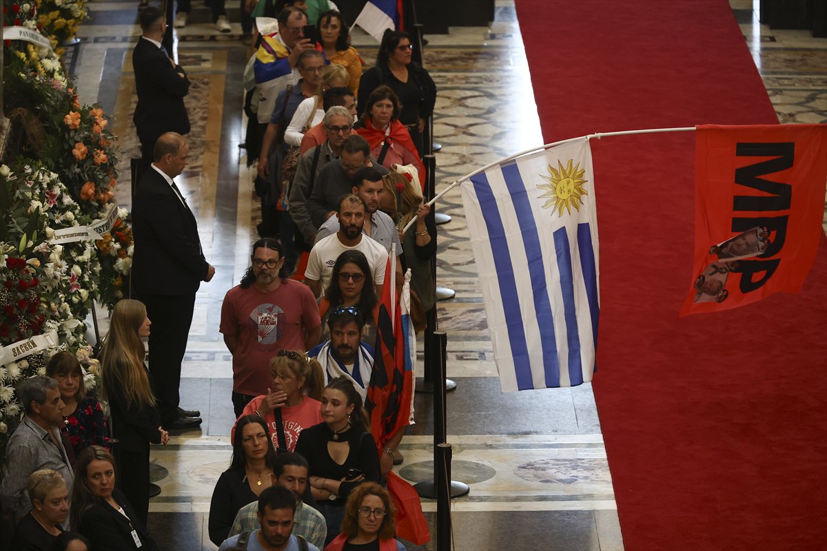Uruguay'da hayatını kaybeden eski Devlet Başkanı Jose Mujica, defnedildi