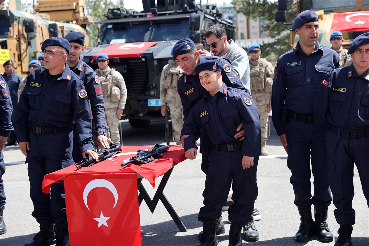 Engelliler bir günlüğüne askerlik sevinci yaşadı