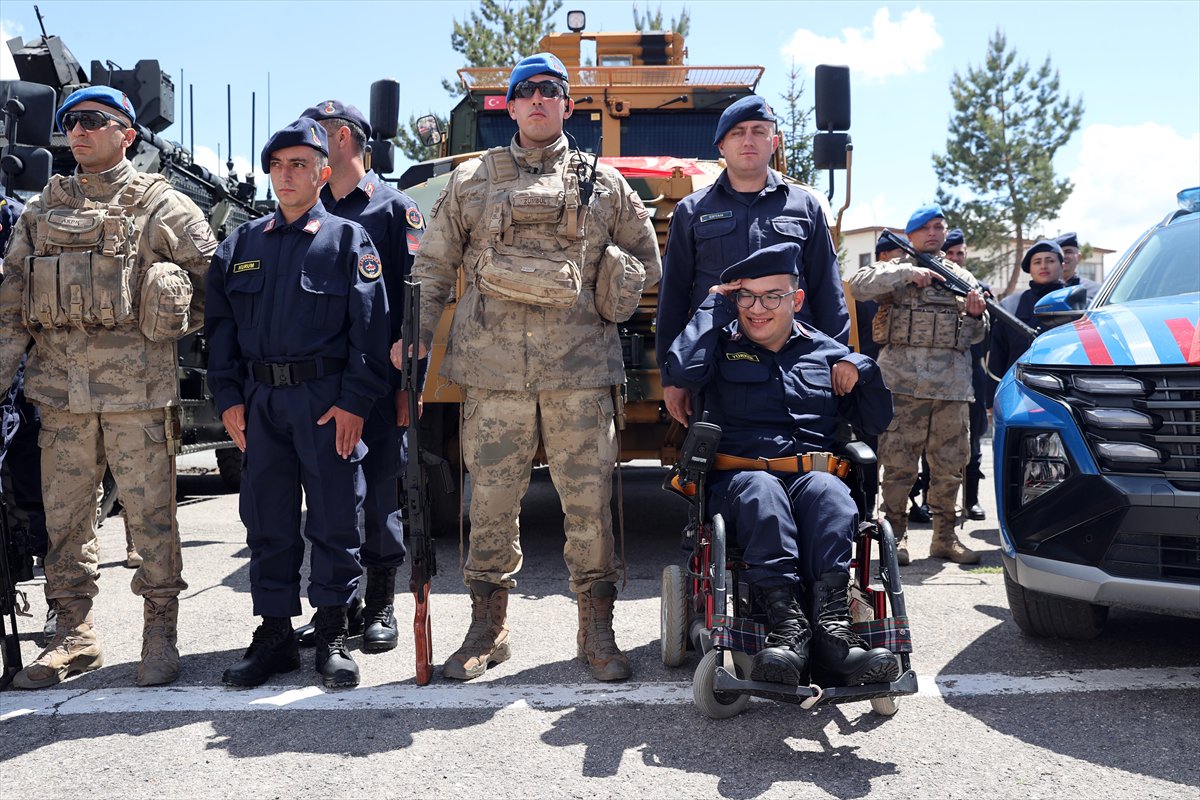 Engelliler bir günlüğüne askerlik sevinci yaşadı