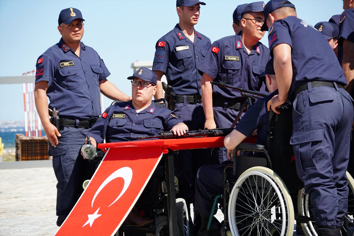 Engelliler bir günlüğüne askerlik sevinci yaşadı