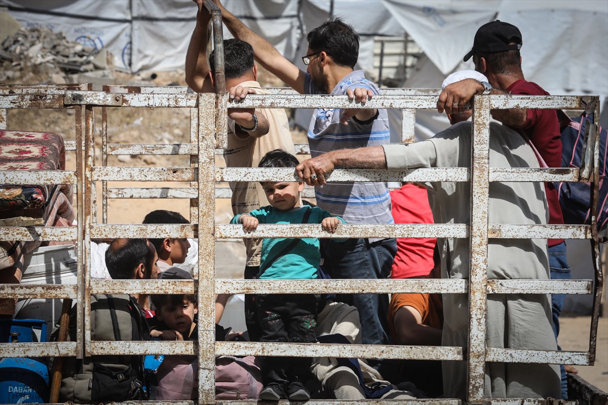 Gazze'de halk güvenli bölgelere göç etmeye başladı