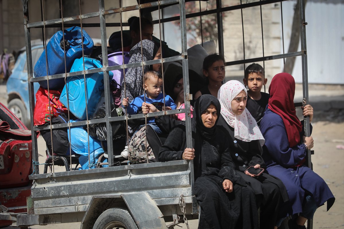 Gazze'de halk güvenli bölgelere göç etmeye başladı