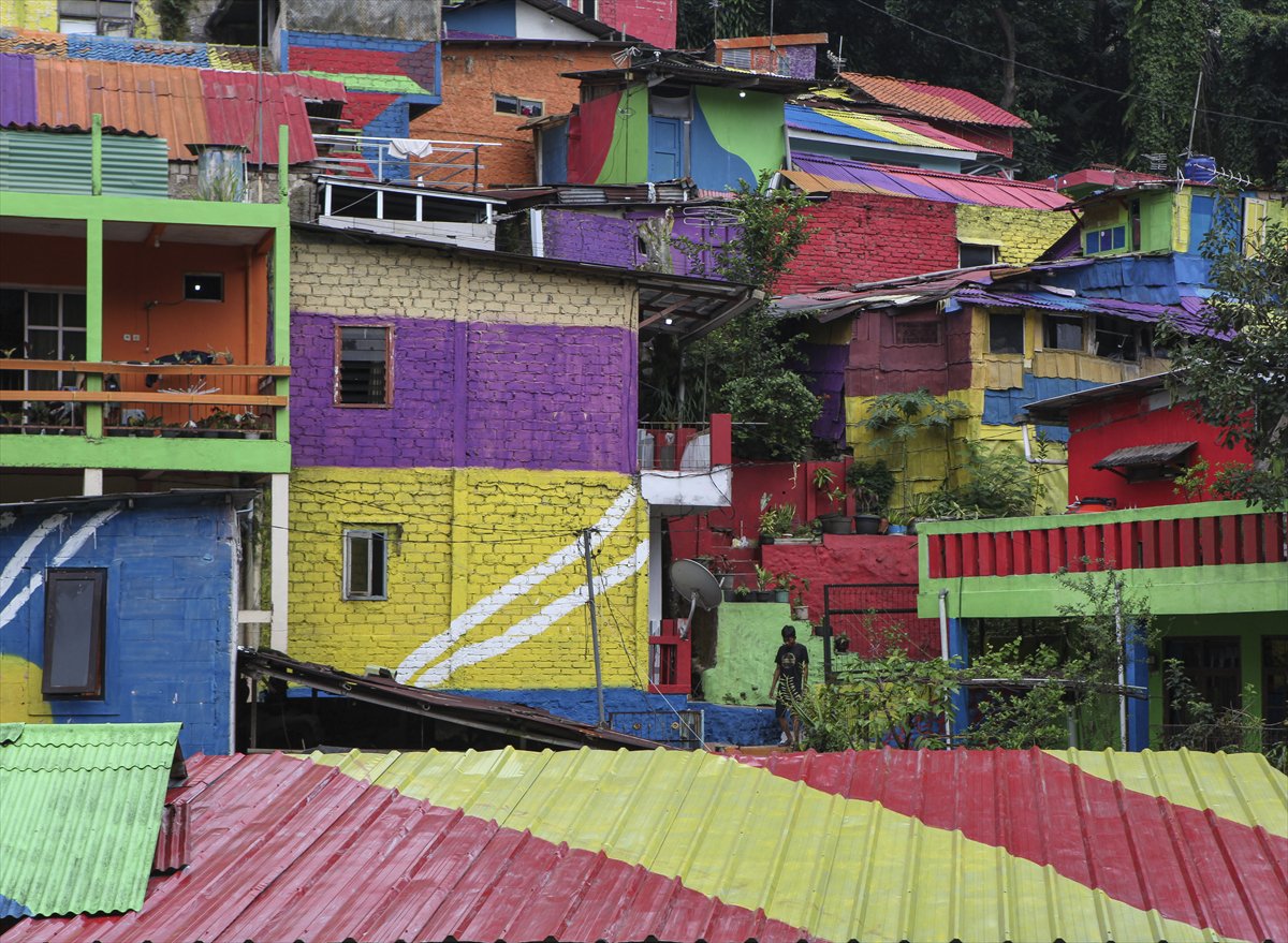 Endonezya’da Katumbiri Mahallesi renk cümbüşüne dönüştü