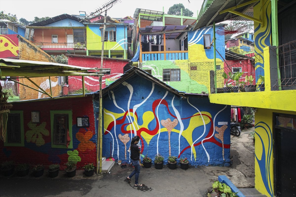 Endonezya’da Katumbiri Mahallesi renk cümbüşüne dönüştü