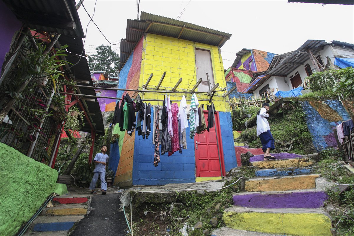 Endonezya’da Katumbiri Mahallesi renk cümbüşüne dönüştü