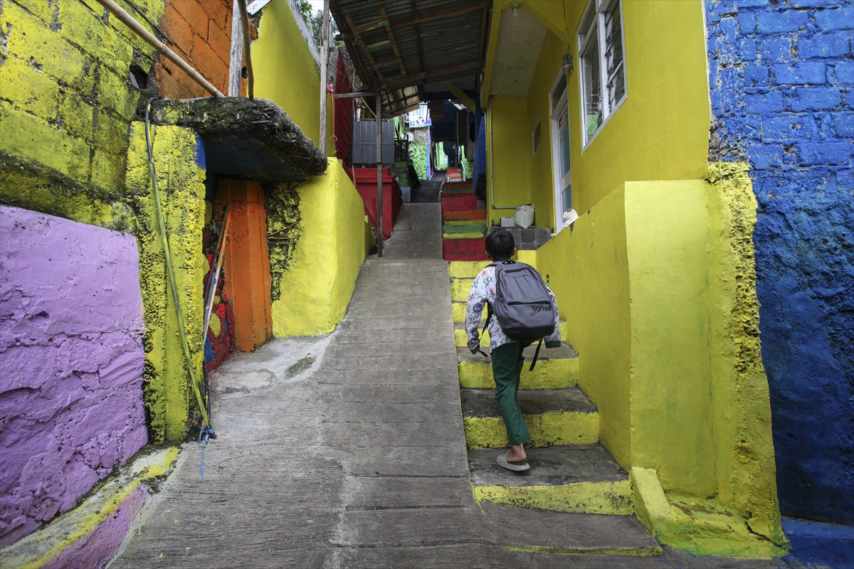 Endonezya’da Katumbiri Mahallesi renk cümbüşüne dönüştü