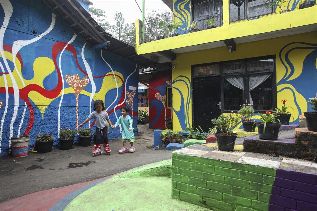Endonezya’da Katumbiri Mahallesi renk cümbüşüne dönüştü