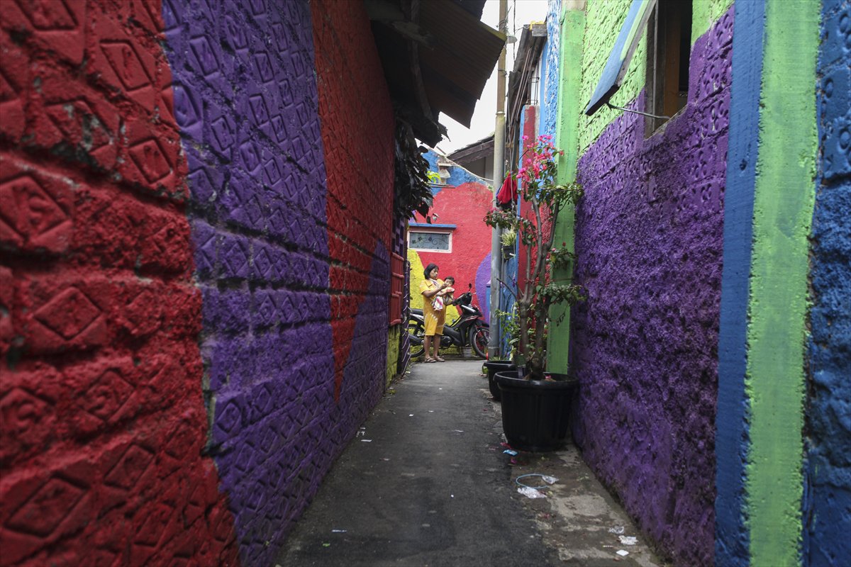 Endonezya’da Katumbiri Mahallesi renk cümbüşüne dönüştü