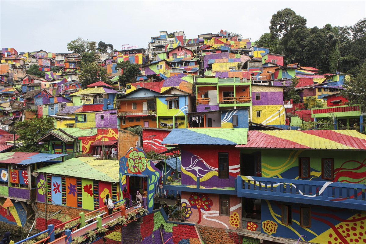 Endonezya’da Katumbiri Mahallesi renk cümbüşüne dönüştü