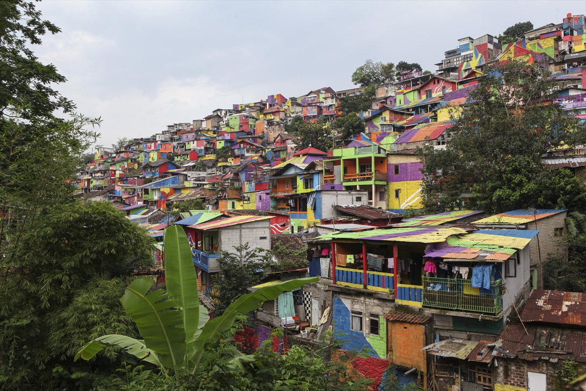 Endonezya’da Katumbiri Mahallesi renk cümbüşüne dönüştü