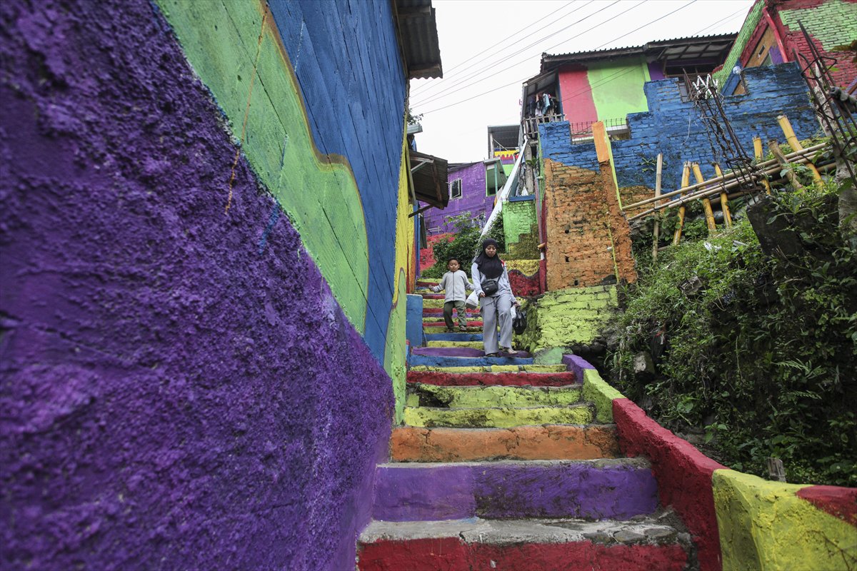 Endonezya’da Katumbiri Mahallesi renk cümbüşüne dönüştü