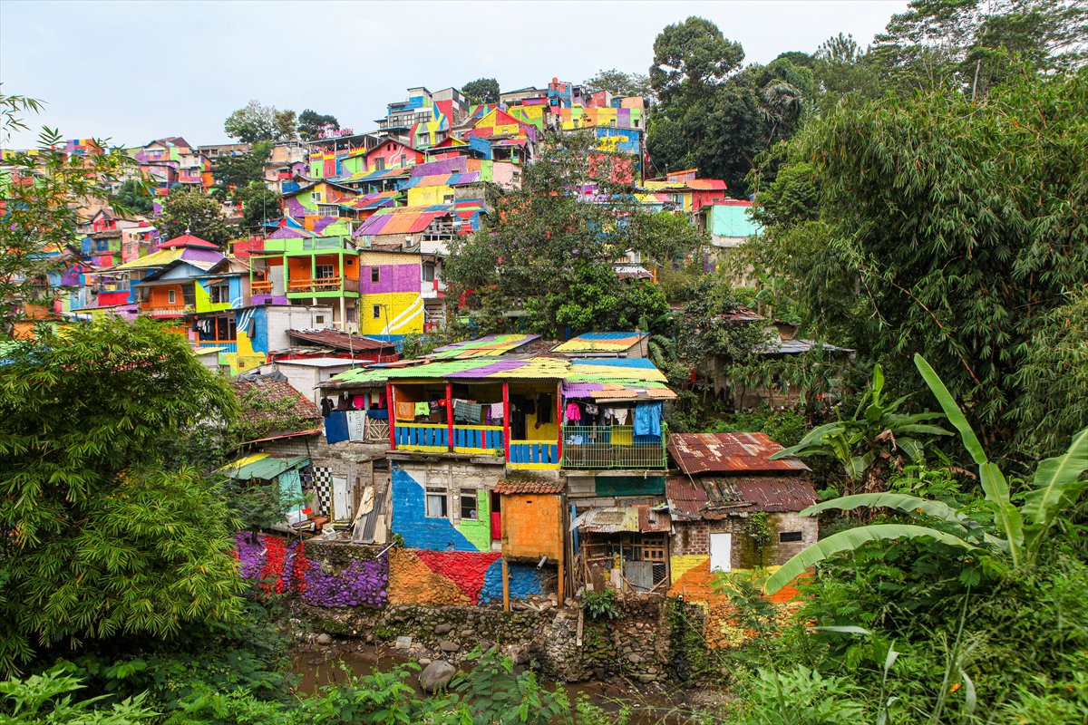 Endonezya’da Katumbiri Mahallesi renk cümbüşüne dönüştü