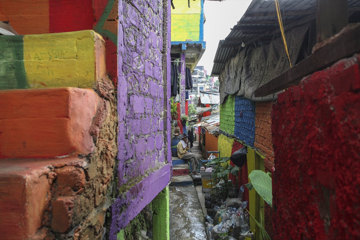 Endonezya’da Katumbiri Mahallesi renk cümbüşüne dönüştü