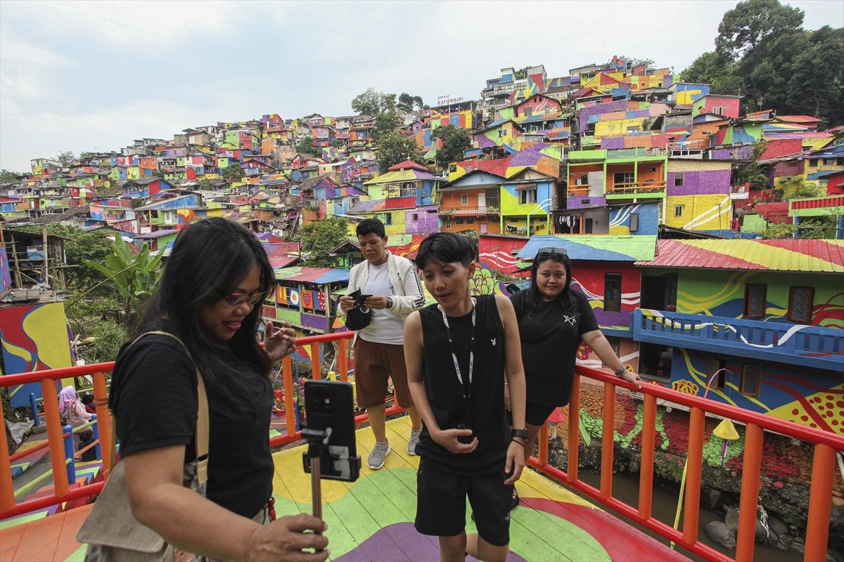 Endonezya’da Katumbiri Mahallesi renk cümbüşüne dönüştü