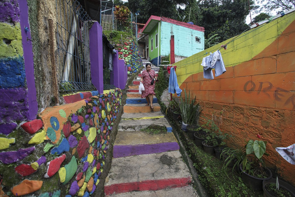 Endonezya’da Katumbiri Mahallesi renk cümbüşüne dönüştü