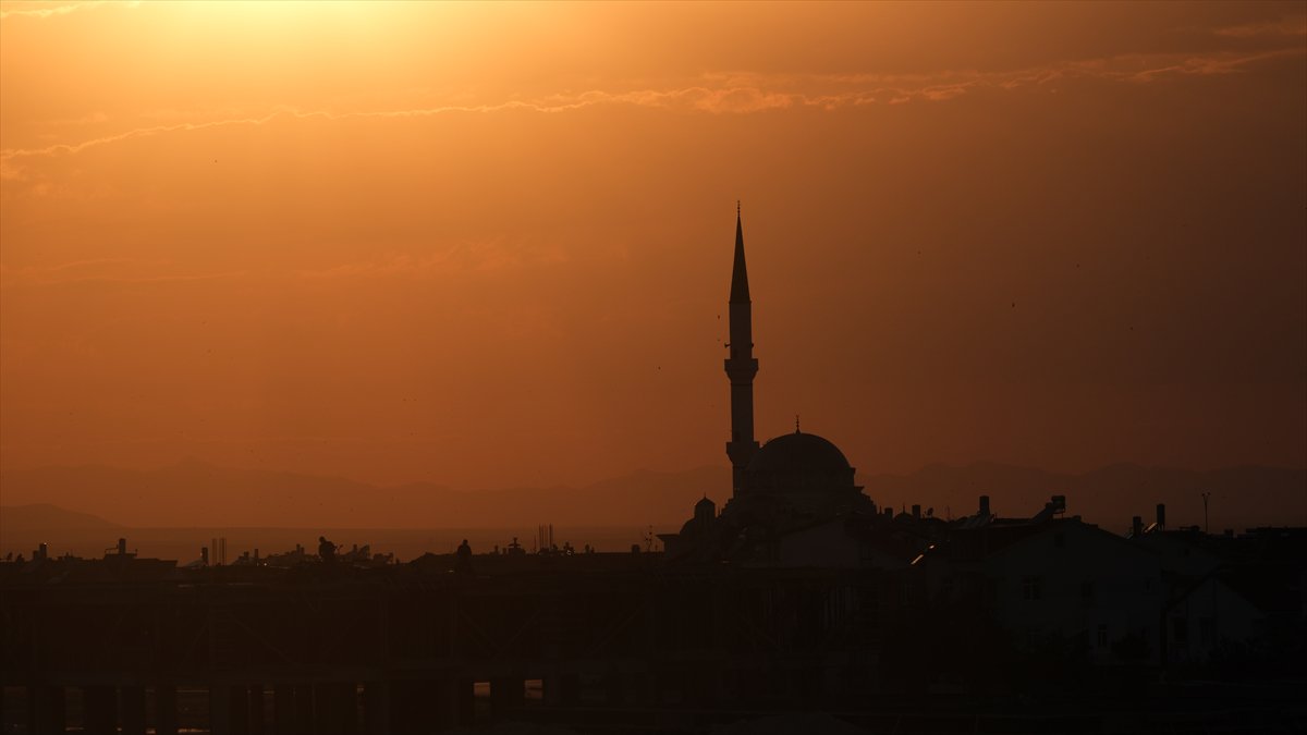 Karaman'da Türk bayraklı gün batımı
