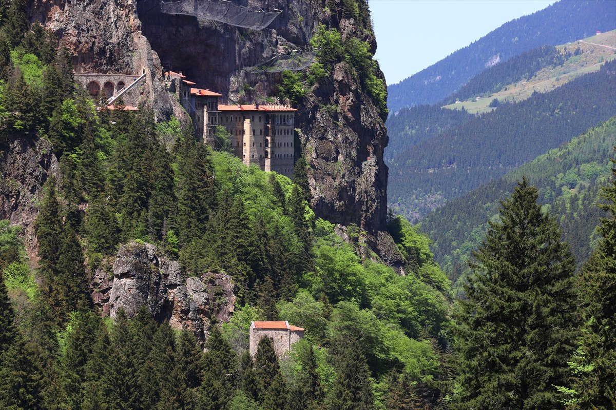 Trabzon’da doğa ve tarihin buluştuğu Sümela Manastırı, yeni sezona rekor ilgiyle başladı