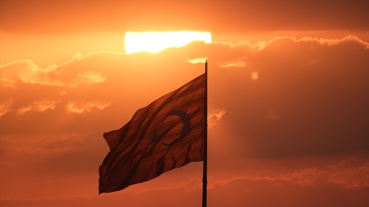 Karaman'da Türk bayraklı gün batımı