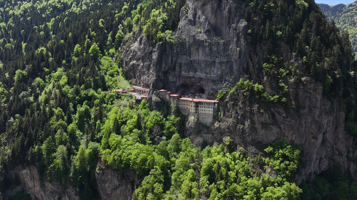 Trabzon’da doğa ve tarihin buluştuğu Sümela Manastırı, yeni sezona rekor ilgiyle başladı