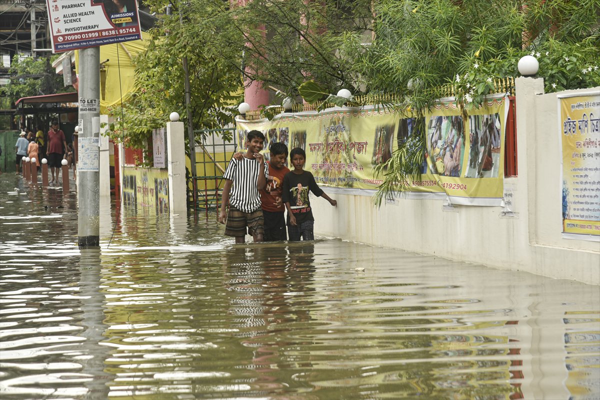 Hindistan'da şiddetli yağışlar hayatı durma noktasına getirdi