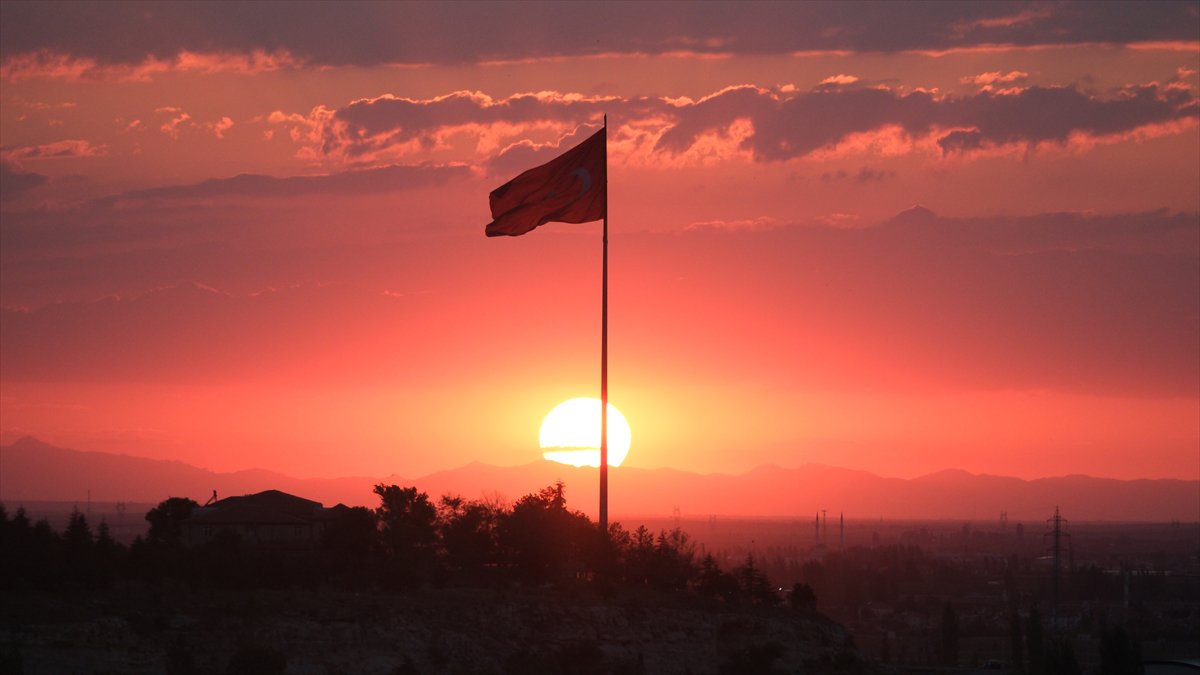 Karaman'da Türk bayraklı gün batımı