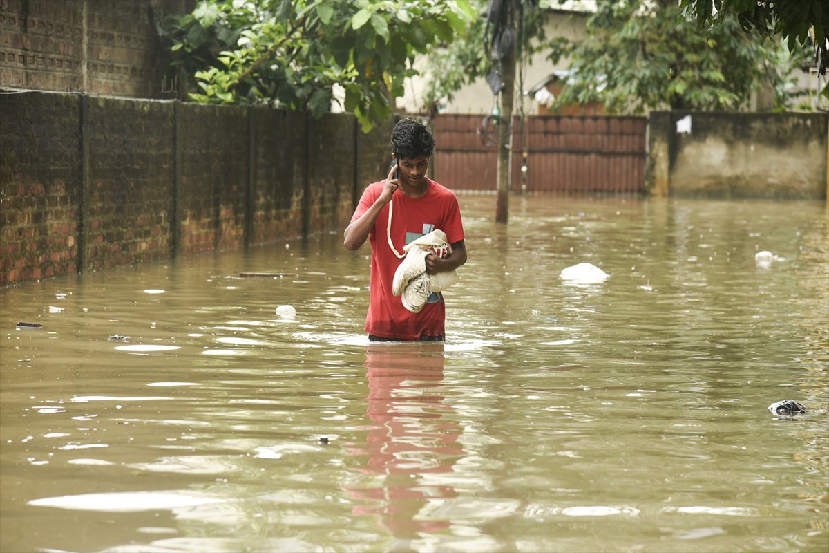 Hindistan'da şiddetli yağışlar hayatı durma noktasına getirdi