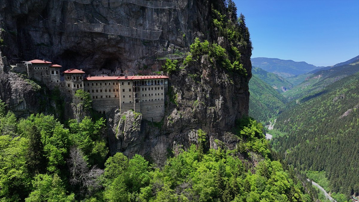 Trabzon’da doğa ve tarihin buluştuğu Sümela Manastırı, yeni sezona rekor ilgiyle başladı