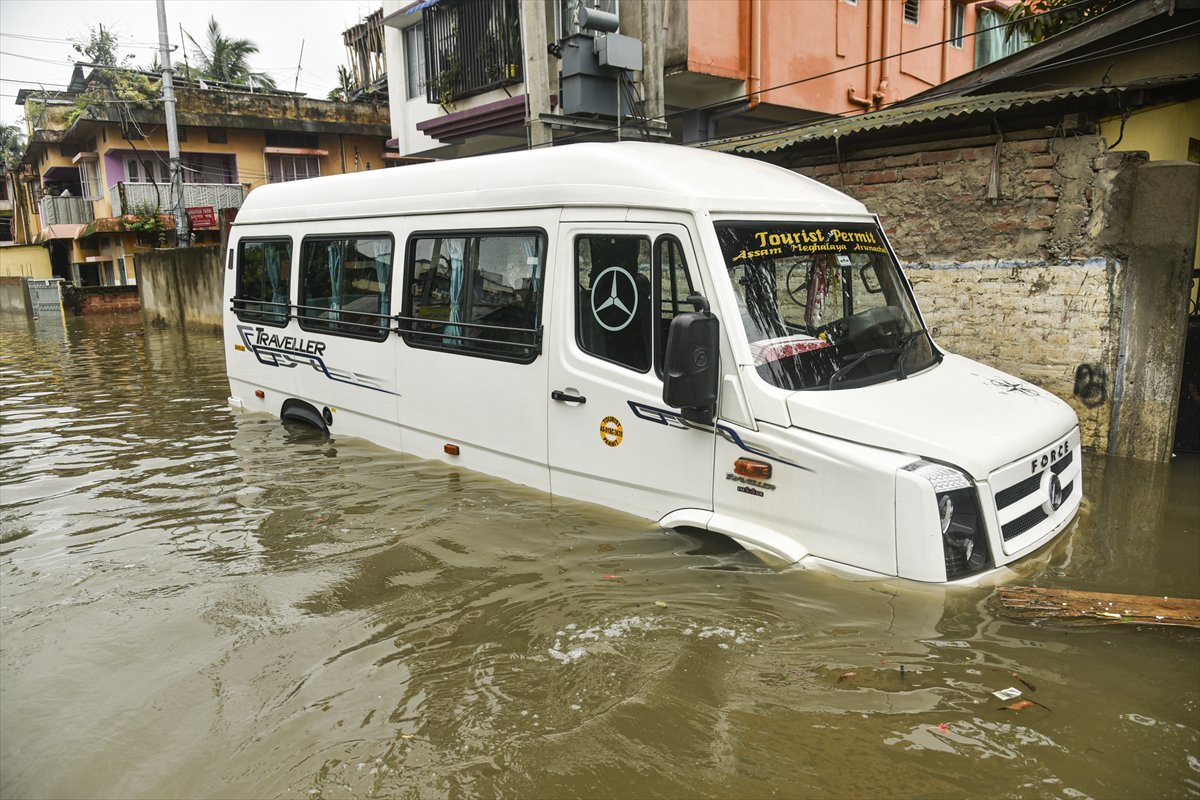 Hindistan'da şiddetli yağışlar hayatı durma noktasına getirdi