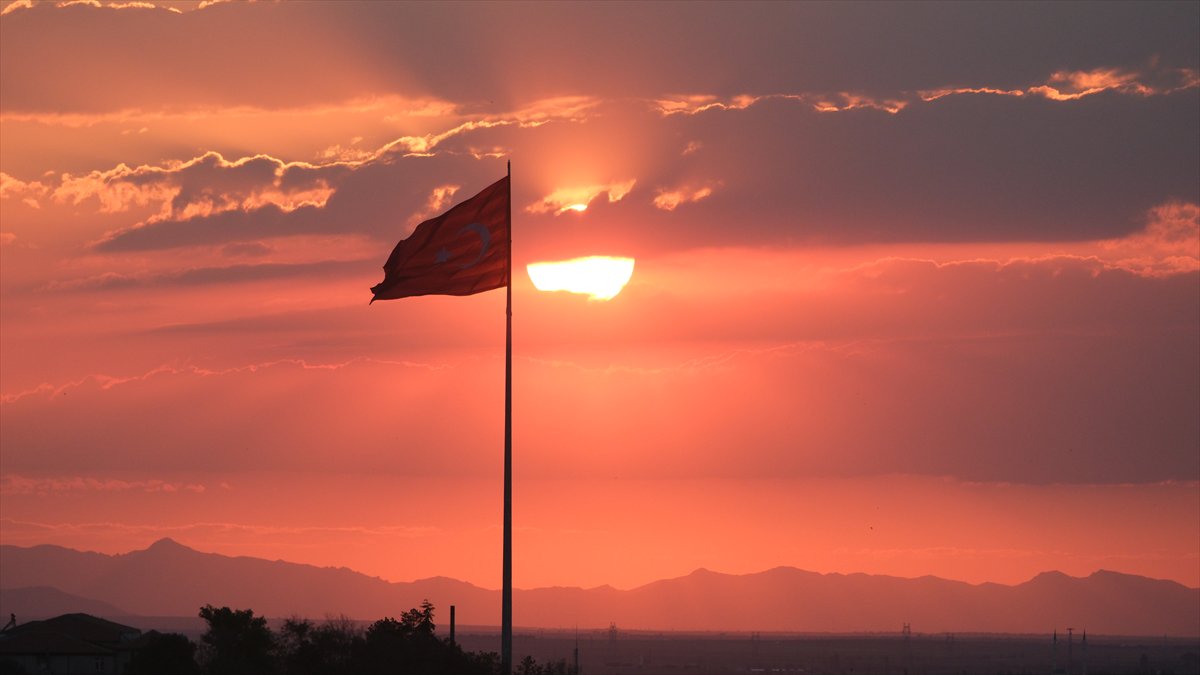 Karaman'da Türk bayraklı gün batımı