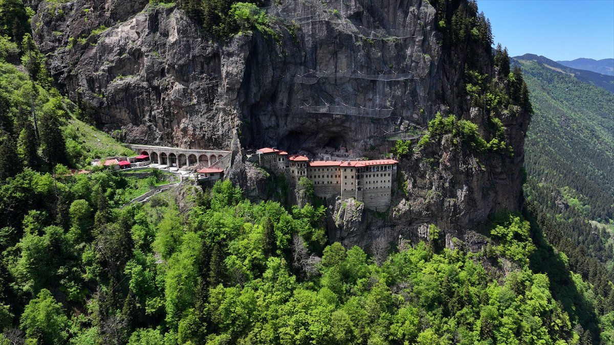 Trabzon’da doğa ve tarihin buluştuğu Sümela Manastırı, yeni sezona rekor ilgiyle başladı