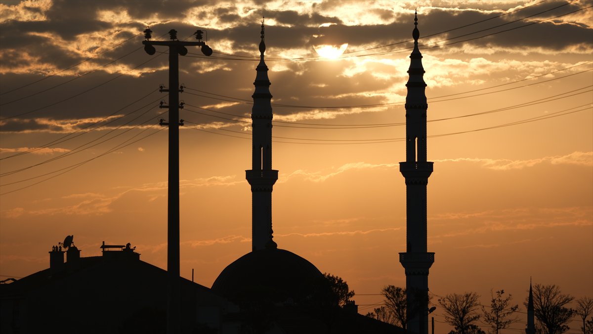 Karaman'da Türk bayraklı gün batımı