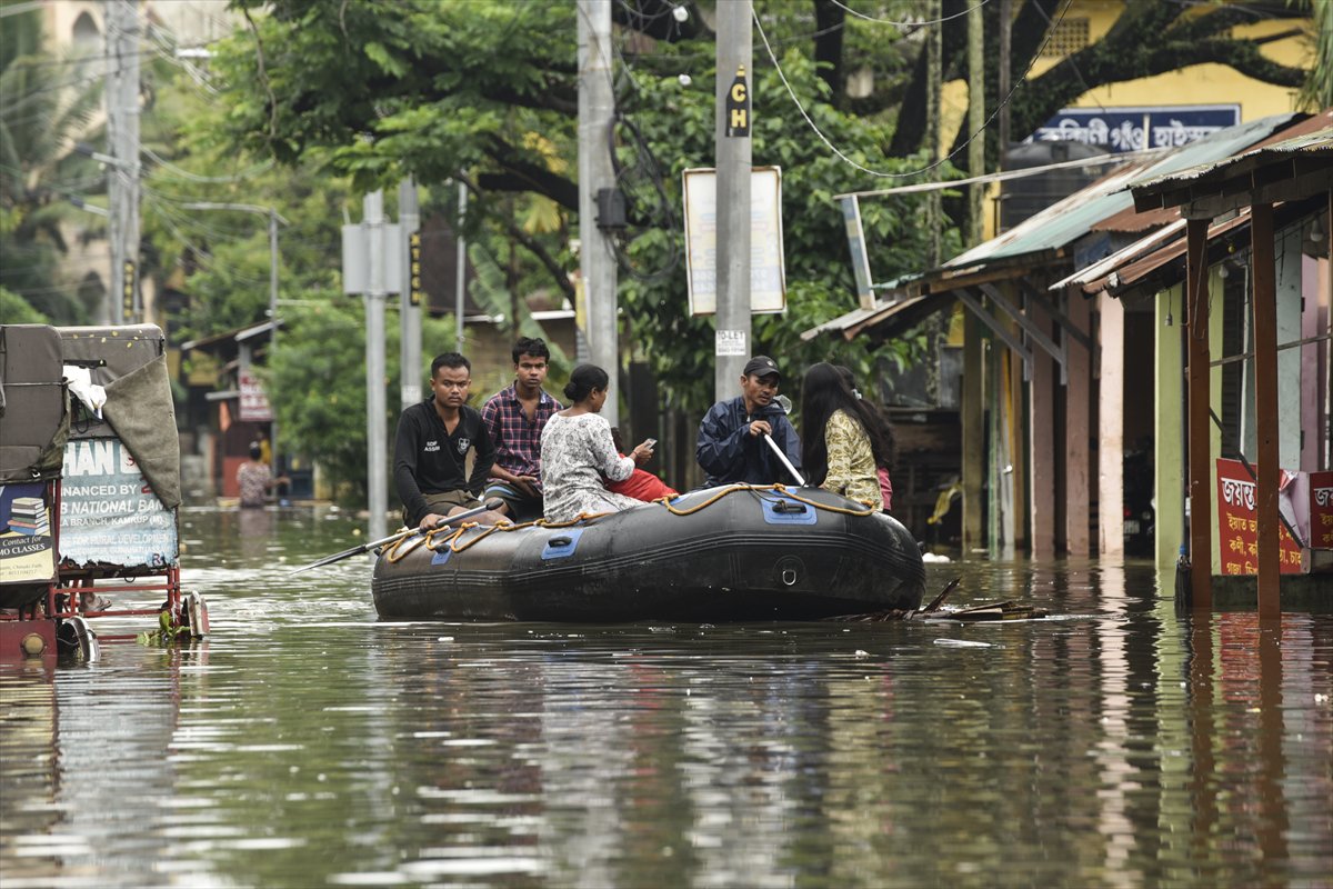 Hindistan'da şiddetli yağışlar hayatı durma noktasına getirdi
