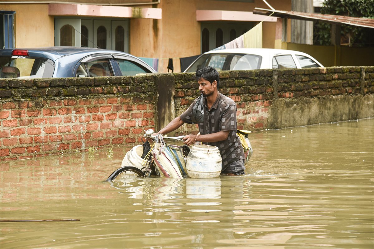 Hindistan'da şiddetli yağışlar hayatı durma noktasına getirdi