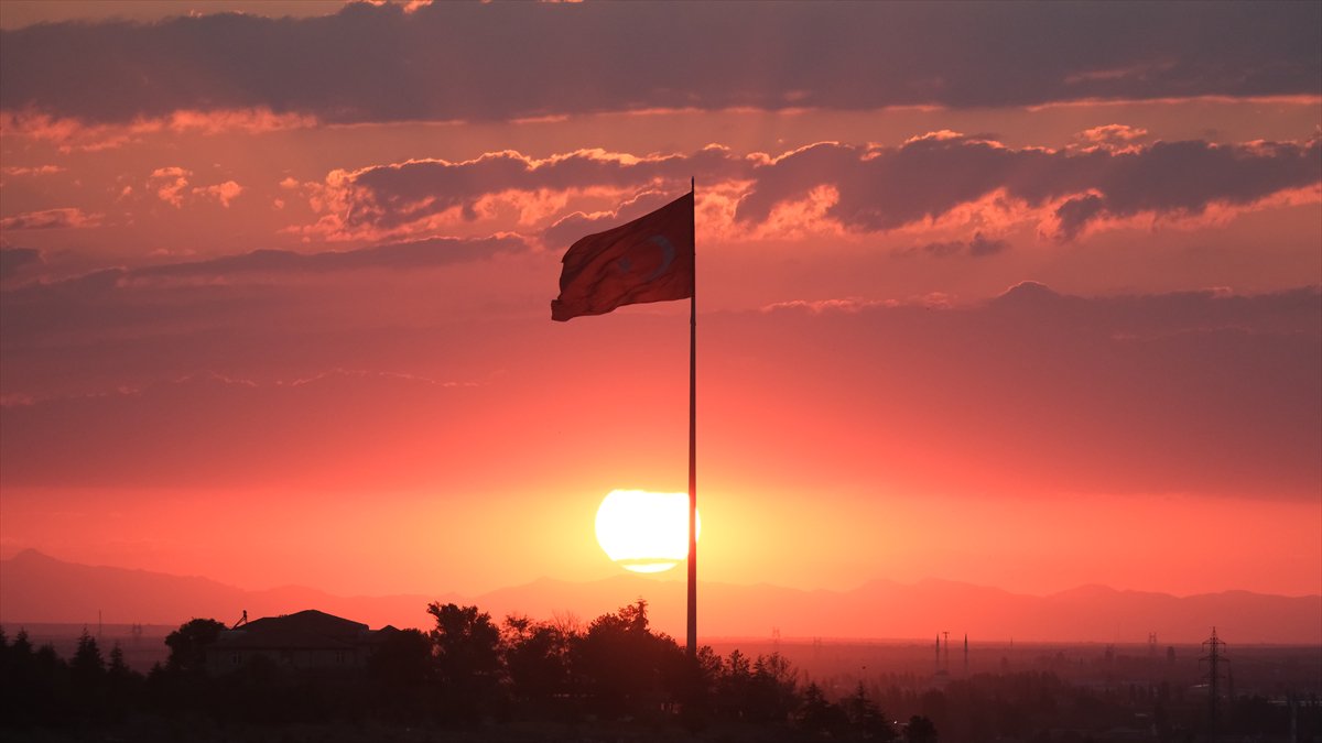 Karaman'da Türk bayraklı gün batımı