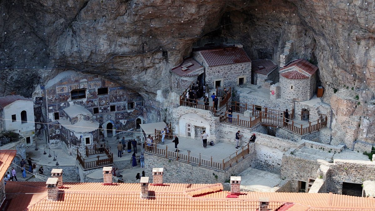 Trabzon’da doğa ve tarihin buluştuğu Sümela Manastırı, yeni sezona rekor ilgiyle başladı
