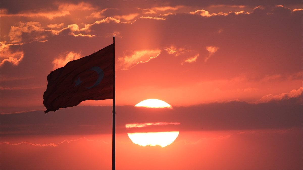 Karaman'da Türk bayraklı gün batımı