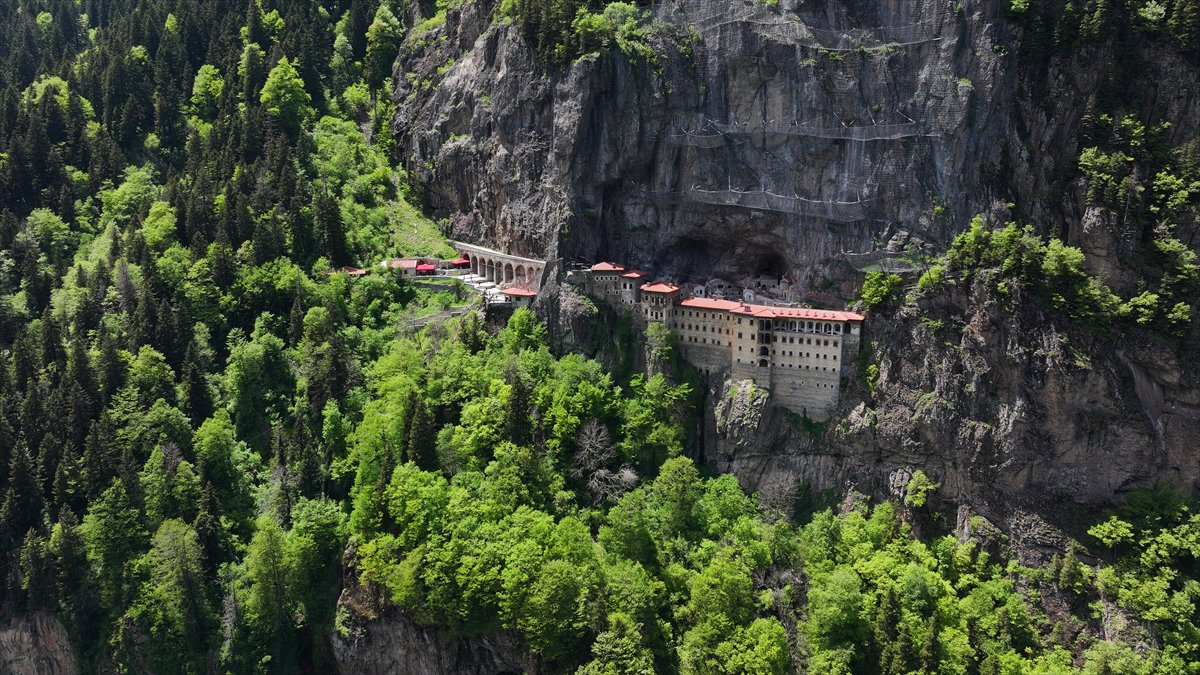 Trabzon’da doğa ve tarihin buluştuğu Sümela Manastırı, yeni sezona rekor ilgiyle başladı