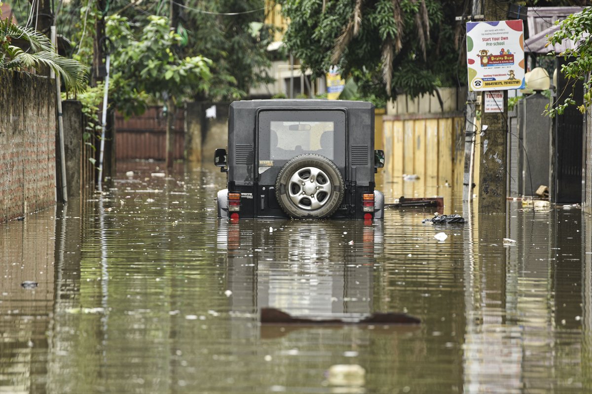 Hindistan'da şiddetli yağışlar hayatı durma noktasına getirdi