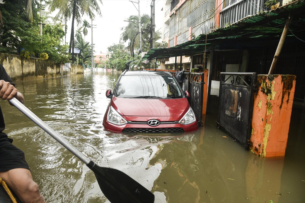 Hindistan'da şiddetli yağışlar hayatı durma noktasına getirdi