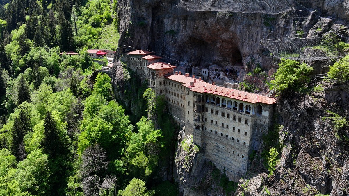 Trabzon’da doğa ve tarihin buluştuğu Sümela Manastırı, yeni sezona rekor ilgiyle başladı