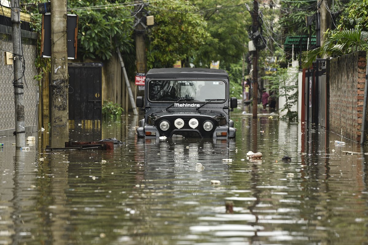 Hindistan'da şiddetli yağışlar hayatı durma noktasına getirdi