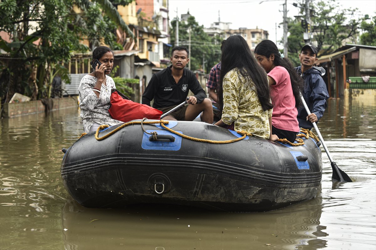 Hindistan'da şiddetli yağışlar hayatı durma noktasına getirdi
