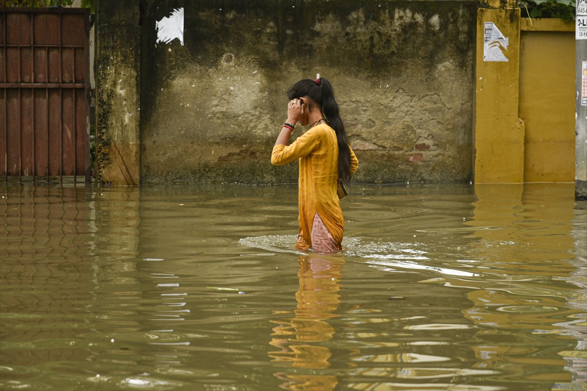 Hindistan'da şiddetli yağışlar hayatı durma noktasına getirdi