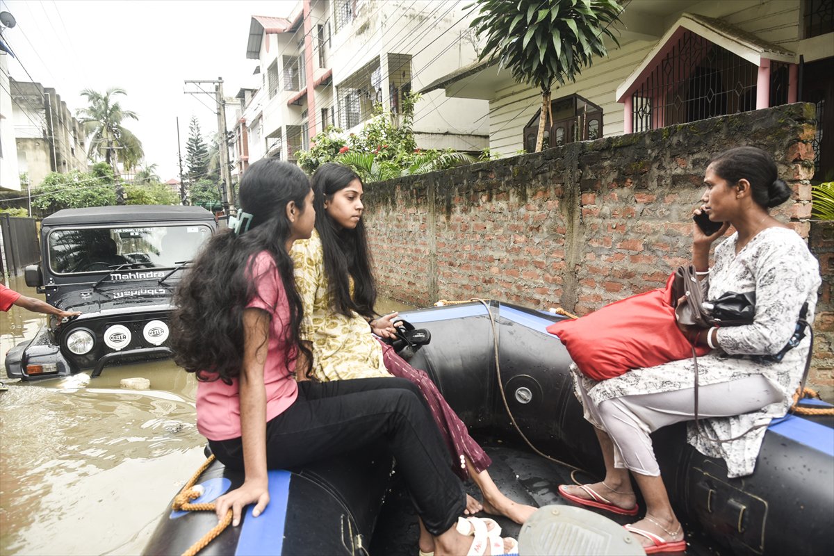 Hindistan'da şiddetli yağışlar hayatı durma noktasına getirdi